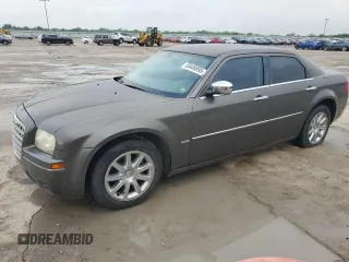 2010 Chrysler 300 Touring z VIN 2C3CA5CV4AH122070, wystawiony jako Copart lot #53406895 z przebiegiem 112 772 mil mil oraz Czysty tytuł • Clean title. Historia ofert i sprzedaży dostępna na DreamBid. Obrazek 1.