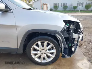 2017 Jeep Cherokee Limited z VIN 1C4PJLDB7HW641972, wystawiony jako IAAI lot #42081133 z przebiegiem 115 589 mil mil oraz . Historia ofert i sprzedaży dostępna na DreamBid. Obrazek 18.