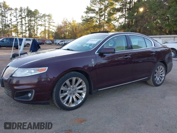 2011 Lincoln MKS z VIN 1LNHL9DRXBG606788, wystawiony jako IAAI lot #40963426 z przebiegiem 127 108 mil mil oraz . Historia ofert i sprzedaży dostępna na DreamBid. Obrazek 2.