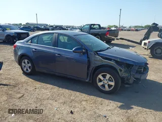 2014 Chevrolet Cruze 1LT z VIN 1G1PC5SB4E7219360, wystawiony jako IAAI lot #41963346 z przebiegiem 102 699 mil mil oraz . Historia ofert i sprzedaży dostępna na DreamBid. Obrazek 1.