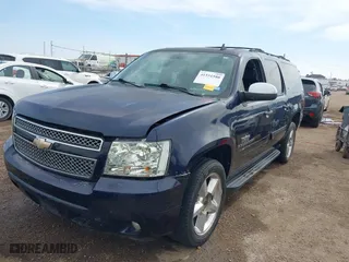 2009 Chevrolet Suburban LT w/2LT with VIN 1GNFC26JX9R280829, listed as a IAAI auction lot 41551580 with 214,351 mi miles. Bid and sale history available at carsss.com. Image 6.