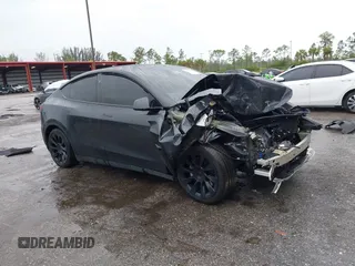 2024 Tesla Model Y z VIN 7SAYGDED5RF046877, wystawiony jako IAAI lot #42811106 z przebiegiem 45 883 mil mil oraz . Historia ofert i sprzedaży dostępna na DreamBid. Obrazek 1.