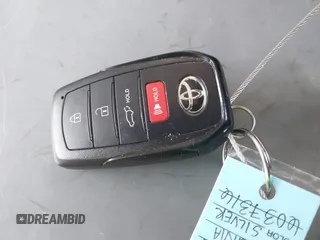 2025 Toyota Crown XLE z VIN JTDACAAJ3S3003355, wystawiony jako IAAI lot #42228765 z przebiegiem 8908 mil mil oraz . Historia ofert i sprzedaży dostępna na DreamBid. Obrazek 11.