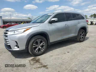 2019 Toyota Highlander LE z VIN 5TDZZRFH7KS291689, wystawiony jako Copart lot #59008665 z przebiegiem 99 372 mil mil oraz Czysty tytuł • Clean title. Historia ofert i sprzedaży dostępna na DreamBid. Obrazek 1.