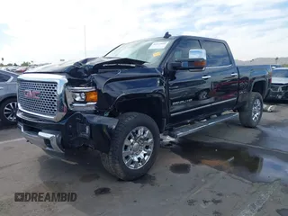 2015 GMC Sierra 2500HD Denali z VIN 1GT120E86FF667058, wystawiony jako IAAI lot #42212058 z przebiegiem 104 069 mil mil oraz . Historia ofert i sprzedaży dostępna na DreamBid. Obrazek 6.