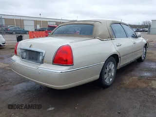 2003 Lincoln Town Car Cartier z VIN 1LNHM83W03Y656352, wystawiony jako IAAI lot #41898985 z przebiegiem 112 712 mil mil oraz . Historia ofert i sprzedaży dostępna na DreamBid. Obrazek 4.