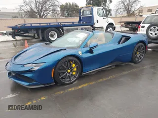 2022 Ferrari SF90 z VIN ZFF96NMA5N0283932, wystawiony jako IAAI lot #41702380 z przebiegiem 5 203 mil mil oraz . Historia ofert i sprzedaży dostępna na DreamBid. Obrazek 2.