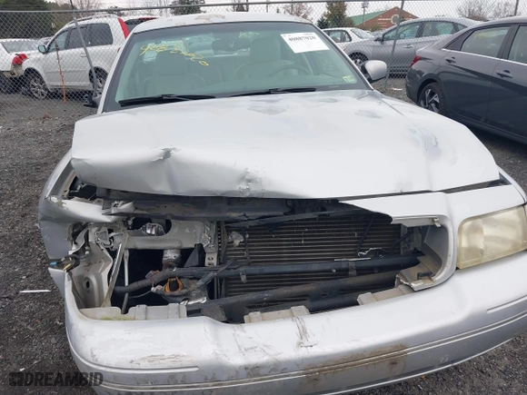 2003 Ford Crown Victoria LX with VIN 2FAFP74W53X151974, listed as a IAAI auction lot 40887020 with 186,149 mi miles. Bid and sale history available at carsss.com. Image 6.