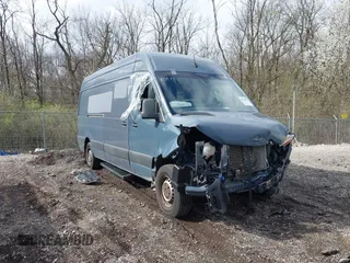 2019 Mercedes-Benz Sprinter Cargo z VIN WD4PF1CD1KP147624, wystawiony jako IAAI lot #41832359 z przebiegiem 68 434 mil mil oraz . Historia ofert i sprzedaży dostępna na DreamBid. Obrazek 1.