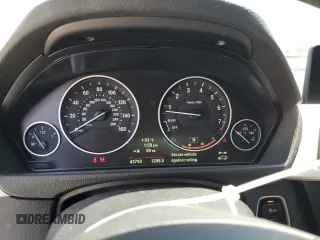 2014 BMW 3 Series 320i xDrive с VIN WBA3C3C58EP662305, выставлен на аукционе Copart как лот 62811895 с пробегом 43 793 миль миль и Списание • Salvage title. История ставок и продаж доступна на DreamBid. Изображение 9.