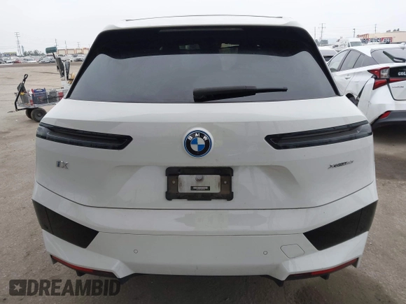 2022 BMW iX xDrive50 z VIN WB523CF01NCK27983, wystawiony jako IAAI lot #42106093 z przebiegiem 21 505 mil mil oraz . Historia ofert i sprzedaży dostępna na DreamBid. Obrazek 16.