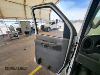 2007 Ford Econoline Cargo Commercial z VIN 1FTNE24LX7DA66517, wystawiony jako IAAI lot #42566208 z przebiegiem 125 518 mil mil oraz . Historia ofert i sprzedaży dostępna na DreamBid. Obrazek 31.