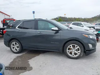 2021 Chevrolet Equinox Premier z VIN 2GNAXNEV9M6140537, wystawiony jako IAAI lot #42016514 z przebiegiem 52 237 mil mil oraz . Historia ofert i sprzedaży dostępna na DreamBid. Obrazek 13.