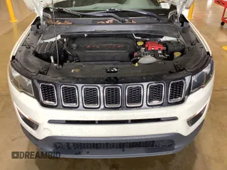 2019 Jeep Compass Latitude z VIN 3C4NJDBB1KT639096, wystawiony jako IAAI lot #42597978 z przebiegiem 110 803 mil mil oraz . Historia ofert i sprzedaży dostępna na DreamBid. Obrazek 1.
