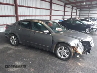 2012 Dodge Avenger SXT z VIN 1C3CDZCBXCN163432, wystawiony jako IAAI lot #39332608 z przebiegiem 169 102 mil mil oraz . Historia ofert i sprzedaży dostępna na DreamBid. Obrazek 1.