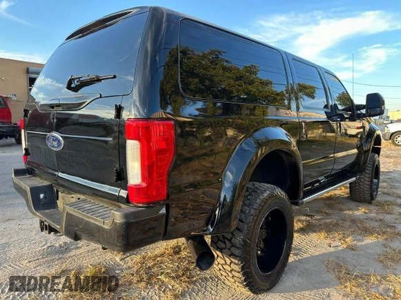 2004 Ford Excursion Eddie Bauer with VIN 1FMSU45P14EA06923, listed as a Copart auction lot 52830855 with 186,217 mi miles and Clean Title. Bid and sale history available at DreamBid. Image 3.