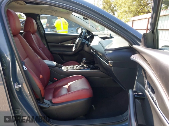 2024 Mazda CX-30 S Carbon Edition z VIN 3MVDMBCM6RM682780, wystawiony jako IAAI lot #41882767 z przebiegiem 19 047 mil mil oraz . Historia ofert i sprzedaży dostępna na DreamBid. Obrazek 5.