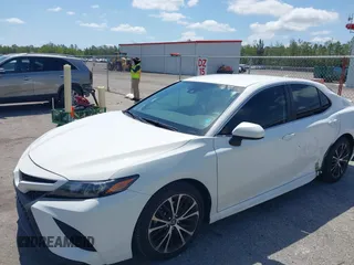 2019 Toyota Camry LE z VIN 4T1B11HK8KU226604, wystawiony jako IAAI lot #42219440 z przebiegiem 53 415 mil mil oraz . Historia ofert i sprzedaży dostępna na DreamBid. Obrazek 2.