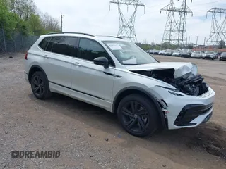 2024 Volkswagen Tiguan SE R-Line Black с VIN 3VV8B7AX9RM231038, выставлен на аукционе IAAI как лот 42092117 с пробегом 563 миль миль и . История ставок и продаж доступна на DreamBid. Изображение 1.