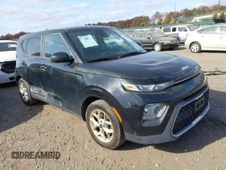 2022 Kia Soul LX with VIN KNDJ23AU0N7163473, listed as a IAAI auction lot 40776662 with 56,477 mi miles. Bid and sale history available at carsss.com. Image 1.