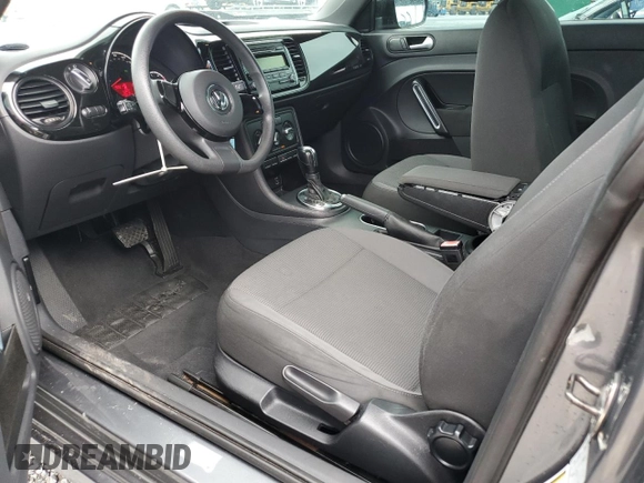 2014 Volkswagen Beetle Entry z VIN 3VWF17AT2EM642942, wystawiony jako Copart lot #60241445 z przebiegiem 70 780 mil mil oraz Szkoda całkowita • Salvage title. Historia ofert i sprzedaży dostępna na DreamBid. Obrazek 7.