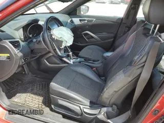 2016 Hyundai Veloster z VIN KMHTC6ADXGU270540, wystawiony jako Copart lot #54575165 z przebiegiem 122 606 mil mil oraz Szkody całkowita. Historia ofert i sprzedaży dostępna na DreamBid. Obrazek 7.