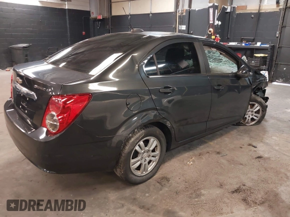 2015 Chevrolet Sonic LT z VIN 1G1JC5SH2F4197954, wystawiony jako IAAI lot #42365998 z przebiegiem 112 381 mil mil oraz . Historia ofert i sprzedaży dostępna na DreamBid. Obrazek 4.
