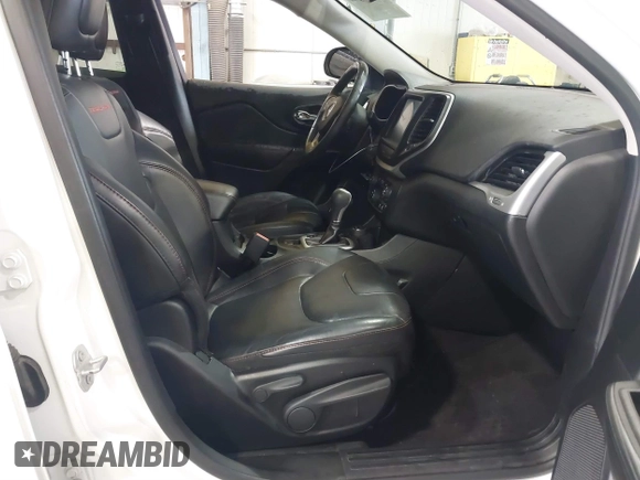 2016 Jeep Cherokee Trailhawk z VIN 1C4PJMBS6GW242123, wystawiony jako IAAI lot #41156712 z przebiegiem 136 596 mil mil oraz . Historia ofert i sprzedaży dostępna na DreamBid. Obrazek 5.