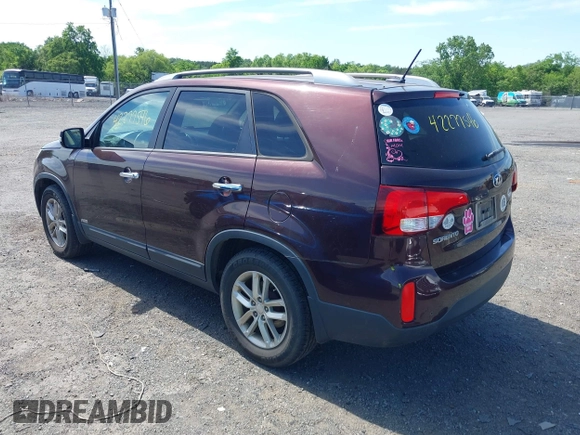 2015 Kia Sorento LX z VIN 5XYKTCA60FG638823, wystawiony jako IAAI lot #42277546 z przebiegiem 147 444 mil mil oraz . Historia ofert i sprzedaży dostępna na DreamBid. Obrazek 3.
