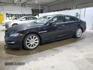 2016 Jaguar XJ R-Sport z VIN SAJWJ1CDXG8V99210, wystawiony jako Copart lot #82693224 z przebiegiem 81 978 mil mil oraz Szkoda całkowita • Salvage title. Historia ofert i sprzedaży dostępna na DreamBid. Obrazek 1.