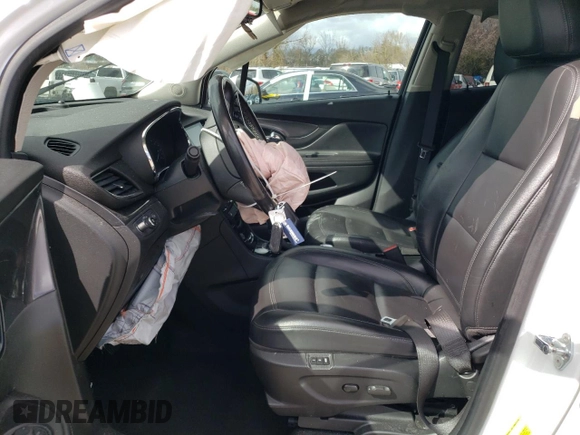 2020 Buick Encore Essence z VIN KL4CJGSB7LB057428, wystawiony jako Copart lot #49545085 z przebiegiem 72 644 mil mil oraz Szkody całkowita. Historia ofert i sprzedaży dostępna na DreamBid. Obrazek 7.