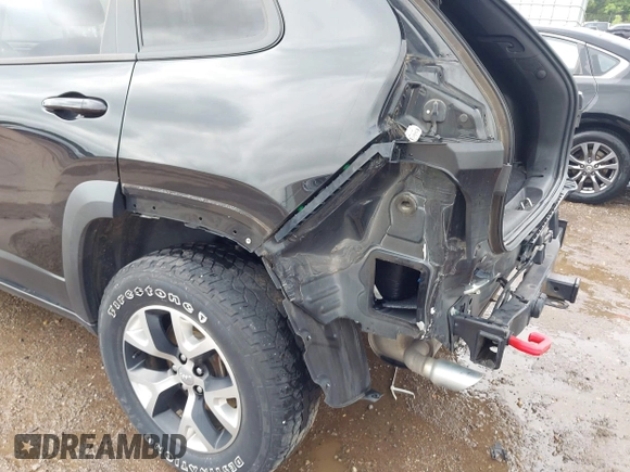 2015 Jeep Cherokee Trailhawk with VIN 1C4PJMBS5FW647601, listed as a IAAI auction lot 42437734 with 170,640 mi miles and . Bid and sale history available at DreamBid. Image 6.