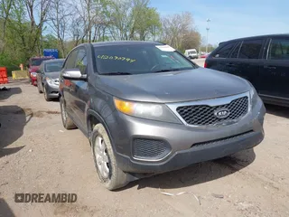 2012 Kia Sorento LX z VIN 5XYKT4A14CG204068, wystawiony jako IAAI lot #42090994 z przebiegiem 200 418 mil mil oraz . Historia ofert i sprzedaży dostępna na DreamBid. Obrazek 1.