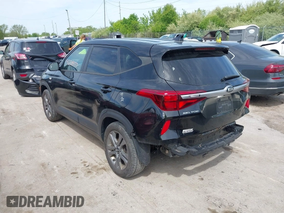 2021 Kia Seltos LX z VIN KNDEPCAA3M7071555, wystawiony jako IAAI lot #42210777 z przebiegiem 51 888 mil mil oraz . Historia ofert i sprzedaży dostępna na DreamBid. Obrazek 3.