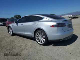 2016 Tesla Model S 90D z VIN 5YJSA1E4XGF115997, wystawiony jako Copart lot #60933525 z przebiegiem Nie podano mil oraz Szkoda całkowita • Salvage title. Historia ofert i sprzedaży dostępna na DreamBid. Obrazek 2.