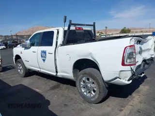 2024 Ram 2500 Laramie z VIN 3C6UR5FL7RG276925, wystawiony jako IAAI lot #41983387 z przebiegiem 29 458 mil mil oraz . Historia ofert i sprzedaży dostępna na DreamBid. Obrazek 18.