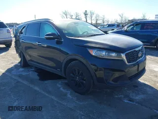 2019 Kia Sorento LX z VIN 5XYPGDA36KG520937, wystawiony jako IAAI lot #41420266 z przebiegiem 97 372 mil mil oraz . Historia ofert i sprzedaży dostępna na DreamBid. Obrazek 1.
