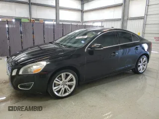 2013 Volvo S60 T6 R-Design Platinum z VIN YV1902FH0D1230308, wystawiony jako Copart lot #53469715 z przebiegiem 139 772 mil mil oraz Czysty tytuł • Clean title. Historia ofert i sprzedaży dostępna na DreamBid. Obrazek 1.