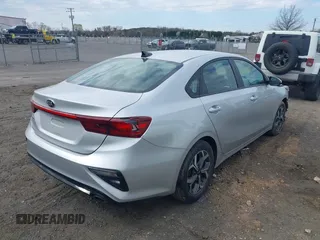 2019 Kia Forte LXS z VIN 3KPF24AD3KE041214, wystawiony jako IAAI lot #41893834 z przebiegiem 105 581 mil mil oraz . Historia ofert i sprzedaży dostępna na DreamBid. Obrazek 4.