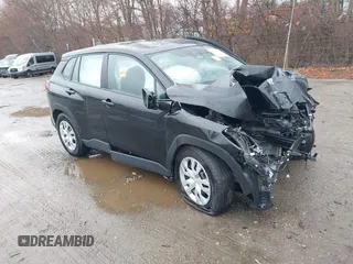 2023 Toyota Corolla Cross L z VIN 7MUAAABG7PV075454, wystawiony jako IAAI lot #41974426 z przebiegiem Nie podano mil oraz . Historia ofert i sprzedaży dostępna na DreamBid. Obrazek 1.