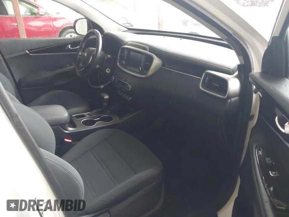2019 Kia Sorento LX z VIN 5XYPG4A57KG609790, wystawiony jako IAAI lot #42199013 z przebiegiem 83 091 mil mil oraz . Historia ofert i sprzedaży dostępna na DreamBid. Obrazek 5.
