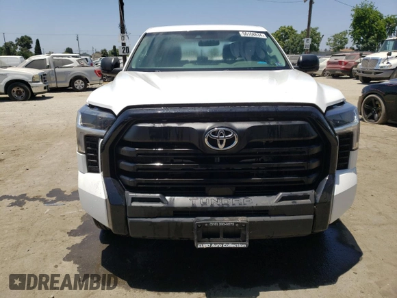 2022 Toyota Tundra SR z VIN 5TFKB5AA3NX013623, wystawiony jako Copart lot #56168634 z przebiegiem 3 038 mil mil oraz Szkoda całkowita • Salvage title. Historia ofert i sprzedaży dostępna na DreamBid. Obrazek 5.