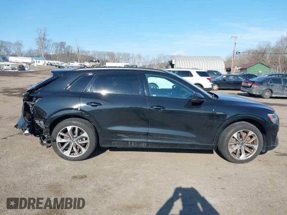 2021 Audi e-tron Premium Plus z VIN WA1LAAGE5MB012022, wystawiony jako IAAI lot #41458134 z przebiegiem 42 137 mil mil oraz . Historia ofert i sprzedaży dostępna na DreamBid. Obrazek 13.