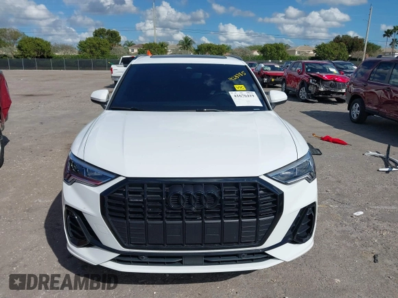 2024 Audi Q3 S line Premium Plus z VIN WA1EECF39R1136414, wystawiony jako IAAI lot #41676419 z przebiegiem 7824 mil mil oraz . Historia ofert i sprzedaży dostępna na DreamBid. Obrazek 13.
