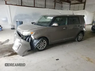 2012 Scion xB z VIN JTLZE4FE6C1145727, wystawiony jako Copart lot #54135915 z przebiegiem 111 652 mil mil oraz Szkody całkowita. Historia ofert i sprzedaży dostępna na DreamBid. Obrazek 1.