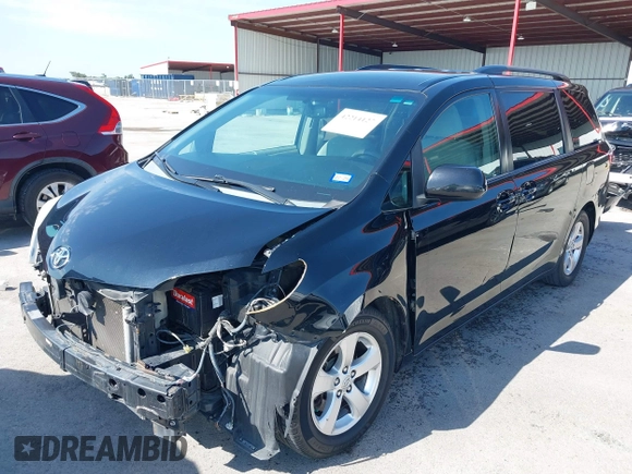2015 Toyota Sienna LE AAS z VIN 5TDKK3DC0FS613377, wystawiony jako IAAI lot #42214127 z przebiegiem 135 836 mil mil oraz . Historia ofert i sprzedaży dostępna na DreamBid. Obrazek 20.