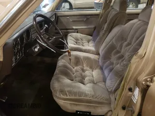 1983 Chrysler New Yorker 5th Ave Edition z VIN 2C3BF66P5DR150653, wystawiony jako Copart lot #75411924 z przebiegiem 67 095 mil mil oraz Szkody całkowita. Historia ofert i sprzedaży dostępna na DreamBid. Obrazek 7.