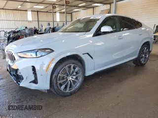 2025 BMW X6 xDrive40i z VIN 5UX33EX02S9Z31250, wystawiony jako Copart lot #55114405 z przebiegiem 4924 mil mil oraz Tytuł czysty. Historia ofert i sprzedaży dostępna na DreamBid. Obrazek 1.