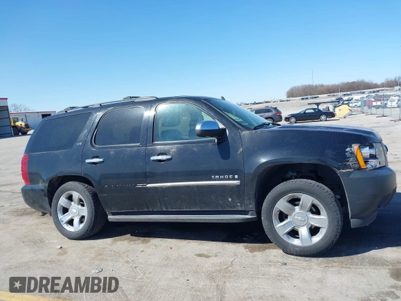 2008 Chevrolet Tahoe 1LT z VIN 1GNFK130X8J138051, wystawiony jako IAAI lot #41983344 z przebiegiem 235 811 mil mil oraz . Historia ofert i sprzedaży dostępna na DreamBid. Obrazek 14.