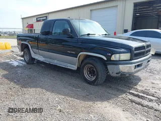 1998 Dodge 1500 z VIN 1B7HC13Y3WJ234279, wystawiony jako IAAI lot #42448954 z przebiegiem 213 475 mil mil oraz . Historia ofert i sprzedaży dostępna na DreamBid. Obrazek 1.